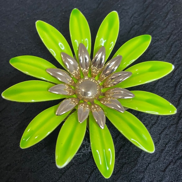 HP 💕 sixties mod chartreuse lime green metallic daisy broach w gold center pin! - Picture 3 of 14